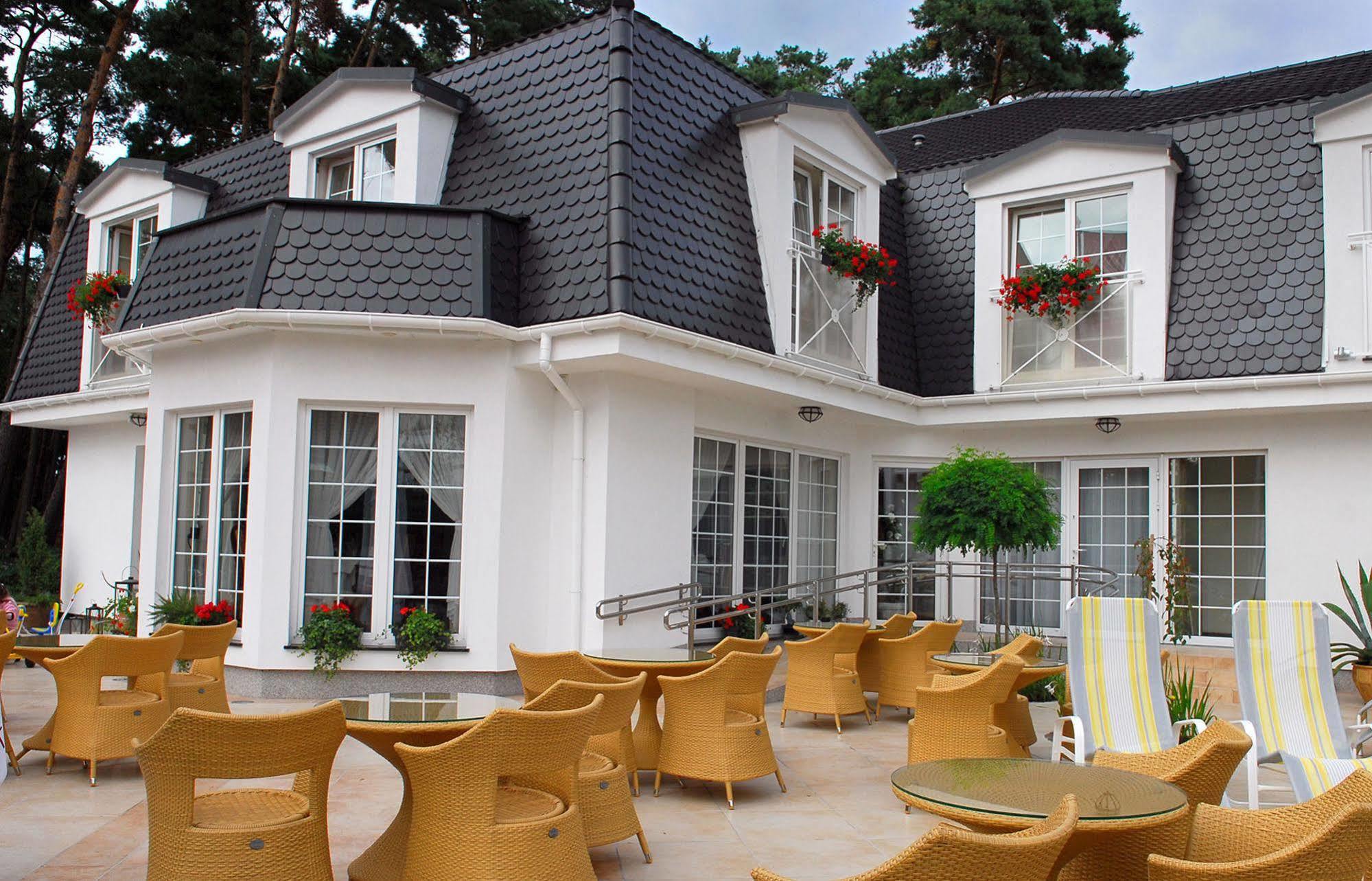 Willa Alexander Resort & Spa - Caloroczny Kryty Basen Mielno  Bagian luar foto